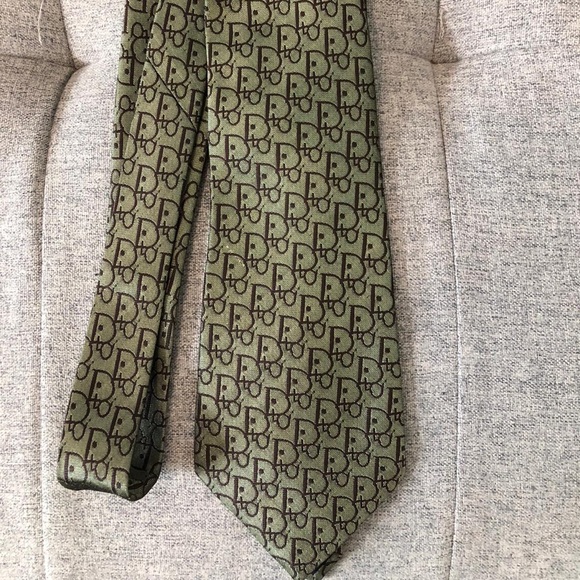 One time use tie. It is authentic - Picture 2 of 2